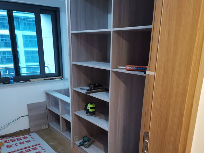 定制衣柜安裝：檢測(cè)包裝是否完好無(wú)損，一旦發(fā)現(xiàn)有破損，及時(shí)要求現(xiàn)場(chǎng)安裝人員開(kāi)箱檢查破損部位的內(nèi)部家具，是否有磕碰、劃傷等運(yùn)輸問(wèn)題。 開(kāi)箱后檢查收到產(chǎn)品的外觀和配件，是否完全符合自己當(dāng)初的訂單要求，如果有玻璃制品或者是塑料制品，建議檢查是否有破碎或者是變形等等。 在安裝的過(guò)程中要做好監(jiān)督工作，注意對(duì)家中其他位置的保護(hù)，尤其是地板、門套、門、墻紙、燈具等，避免受到剮蹭等問(wèn)題，同時(shí)也要防止衣柜本身受到損壞。 注意保持衛(wèi)生，如果您是更換家里的舊家具，這一點(diǎn)就尤為重要。定制家具不同于成品家具，很多東西是在家中安裝完成的，必然要有一些打孔、切割等工作，所以會(huì)產(chǎn)生一些鋸末和灰塵。