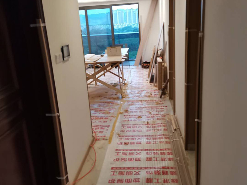 定制衣柜安裝：檢測(cè)包裝是否完好無(wú)損，一旦發(fā)現(xiàn)有破損，及時(shí)要求現(xiàn)場(chǎng)安裝人員開(kāi)箱檢查破損部位的內(nèi)部家具，是否有磕碰、劃傷等運(yùn)輸問(wèn)題。 開(kāi)箱后檢查收到產(chǎn)品的外觀和配件，是否完全符合自己當(dāng)初的訂單要求，如果有玻璃制品或者是塑料制品，建議檢查是否有破碎或者是變形等等。 在安裝的過(guò)程中要做好監(jiān)督工作，注意對(duì)家中其他位置的保護(hù)，尤其是地板、門套、門、墻紙、燈具等，避免受到剮蹭等問(wèn)題，同時(shí)也要防止衣柜本身受到損壞。 注意保持衛(wèi)生，如果您是更換家里的舊家具，這一點(diǎn)就尤為重要。定制家具不同于成品家具，很多東西是在家中安裝完成的，必然要有一些打孔、切割等工作，所以會(huì)產(chǎn)生一些鋸末和灰塵。