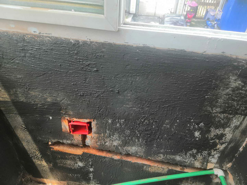 陽臺墻面修補(bǔ)翻新：陽臺地面的防水，第一就是要確保地面有一定的坡度向排水口傾斜。第二就是要確保陽臺和客廳至少要有2-3公分的高度差。接著，我們一起來看下陽臺防水如何先材與施工。陽臺防水我們可以選用通用型GS防水涂料或柔韌型防水JS防水涂料，也可以兩種交叉配合使用，防水都能達(dá)到理想效果。 特別是南方，陽臺窗的施工質(zhì)量，通常是您家庭能否安然度過臺風(fēng)季度的關(guān)鍵所在。陽臺窗的防水，第一要重視窗的質(zhì)量，密封性要好。防水框的里外向不要搞錯(cuò)。