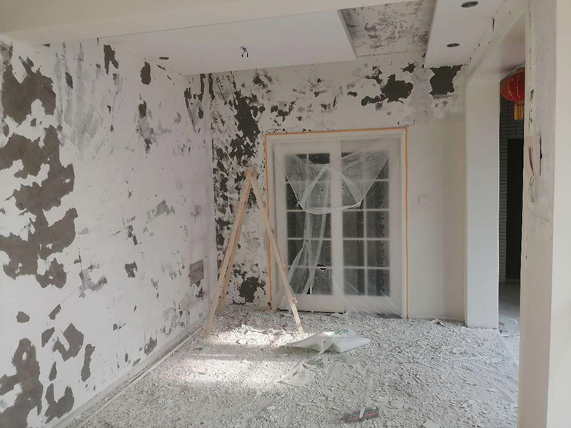 墻面基層刷防固漆：首先我們要把墻體上的工業(yè)大白鏟掉，這種工業(yè)大白是開發(fā)商為了交房刷的一層膩?zhàn)臃郏鼤?huì)遮蓋空鼓裂縫，所以我們需要鏟掉，然后做基層處理，主要是處理空鼓和裂縫，空鼓用錘子敲開然后用水泥砂漿填平，裂縫就用嵌縫帶嵌上。接著刷一層界面劑，這個(gè)界面劑就是黃墻綠地的效果，可以稱為墻固地固，一般毛坯墻中都會(huì)含有工業(yè)氨水，而它會(huì)持續(xù)不斷的釋放一種有害氣體--氡氣，這個(gè)氡氣對我們的呼吸道和關(guān)節(jié)有一定的危害，所以界面劑一個(gè)作用就是為了防止墻體中的氡氣進(jìn)入室內(nèi)。也可以增加墻面和膩?zhàn)拥母街Γ鰪?qiáng)刷漆質(zhì)量。地固的話可以防止工地灰塵煙塵太大，會(huì)影響工人施工，另外也可以防止灰塵附著在某些家具表面，影響后期家具漆的效果。