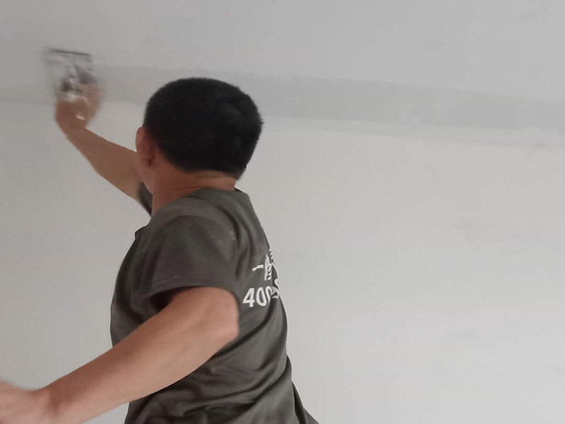 墻面刮膩子找平：刮膩子對不同的墻體有著不同的要求，像比較常見的混凝土的墻面，會出現一些氣孔與鼓起的現象，所以就要先把墻面修平整掉，磨平凸起處，填補凹陷處。如果是預制混凝土的墻面，那么它的表面層就會有一些砂礫與疙瘩的現象，這個時候就需要專業的施工人員，使用用鋼絲刷把墻面整體的刷一遍。 基層做好處理后，墻面還是會有一些凹陷的地方，這個時候就可以用石膏膩子來補平。將石膏膩子壓實凹陷處，橫抹豎起的地方再重新刮一遍，這樣來確保墻面的平整。 墻面上可能會有油污等這些東西，所以需要涂刷一下火堿水溶液，不過在涂刷時一定要注意，一邊涂刷一邊就要拿清水清洗墻面，這樣不僅可以加快一點速度，而且效果也好。 刮膩子之前，噴刷一遍粘結劑，就可以開始刮膩子了。在刮膩子的時候注意，避免留下浮膩子以及刮痕，防止膩子上沾上灰塵、砂礫等雜物，然后按照規范刮就可以了。