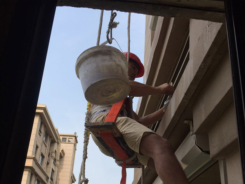 高空外墻防水：外墻面洞和較大裂縫防水密封前用噴水槍等工具將待治理的外墻面、伸縮縫、窗框等部位清理干凈，使施工的外墻面及縫、孔、洞部位達(dá)到無油、無塵土、無水泥松散顆粒等雜物。待其干燥后，將孔、洞、縫用防水密封材料嵌填密實(shí)，并達(dá)到與原顏色一致，再用快速堵漏靈和透明防水膠膜進(jìn)行精心施工。 整體條形瓷磚外墻面防水，采用高效環(huán)保型憎水進(jìn)行精心施工。該材料具有防水性能優(yōu)異、透氣性能良好、施工方便、使用安全、質(zhì)量可靠、耐久性好等特點(diǎn)。