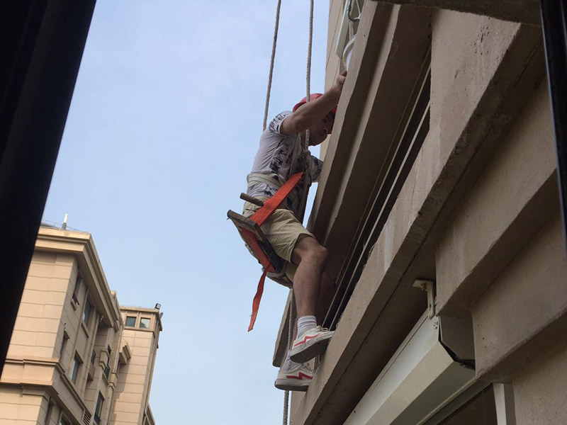 高空外墻防水：外墻面洞和較大裂縫防水密封前用噴水槍等工具將待治理的外墻面、伸縮縫、窗框等部位清理干凈，使施工的外墻面及縫、孔、洞部位達(dá)到無油、無塵土、無水泥松散顆粒等雜物。待其干燥后，將孔、洞、縫用防水密封材料嵌填密實(shí)，并達(dá)到與原顏色一致，再用快速堵漏靈和透明防水膠膜進(jìn)行精心施工。 整體條形瓷磚外墻面防水，采用高效環(huán)保型憎水進(jìn)行精心施工。該材料具有防水性能優(yōu)異、透氣性能良好、施工方便、使用安全、質(zhì)量可靠、耐久性好等特點(diǎn)。