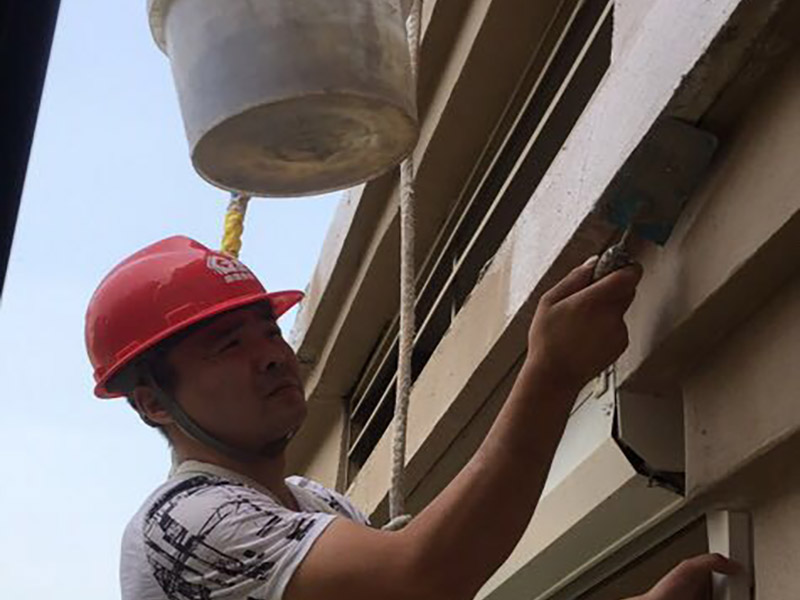 高空外墻防水：外墻面洞和較大裂縫防水密封前用噴水槍等工具將待治理的外墻面、伸縮縫、窗框等部位清理干凈，使施工的外墻面及縫、孔、洞部位達(dá)到無油、無塵土、無水泥松散顆粒等雜物。待其干燥后，將孔、洞、縫用防水密封材料嵌填密實(shí)，并達(dá)到與原顏色一致，再用快速堵漏靈和透明防水膠膜進(jìn)行精心施工。 整體條形瓷磚外墻面防水，采用高效環(huán)保型憎水進(jìn)行精心施工。該材料具有防水性能優(yōu)異、透氣性能良好、施工方便、使用安全、質(zhì)量可靠、耐久性好等特點(diǎn)。
