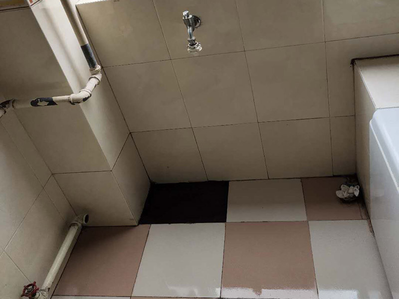 管道漏水修補:先找到有裂縫砂眼的地方，金屬管道漏水時，地面會有潮濕痕跡，就能看到漏水的位置在什么地方。找到漏水的位置，做好標記，先斷水 。斷水后，用砂紙打磨下管道外面，除去管道表面的浮砂、污物，然后對氣孔、砂眼盡可能用銼刀、手動砂輪粗化，并用清潔劑擦拭干凈、熱風機吹干，保持粘接面的干燥。均勻涂抹到裂縫砂眼表面，等待其自然固化。膠體完全固化后，若進行噴砂處理表面效果會更好。當用于密封堵漏時，盡可能將密封缺陷處除砂、除污、除銹，然后涂膠。