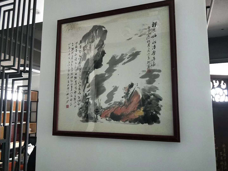 辦公室掛畫安裝：辦公室裝飾畫可以說是非常普遍的，不管是公司老板還是部門經(jīng)理，辦公室都還不會缺少一幅字畫，辦公室掛畫不僅是一種裝飾，更多情況下是為了改善風(fēng)水，尤其是生意人，更加注重辦公室的風(fēng)水，弱想使得辦公室風(fēng)水旺，掛畫是遠(yuǎn)遠(yuǎn)不夠的，重點(diǎn)要看怎么掛。 辦公室內(nèi)掛一好的字畫作品，一幅好的風(fēng)水掛畫所起的作品至關(guān)重要。好的字畫合適的擺放位置，合適的布局能為主人招財納福，能為主人增加運(yùn)勢，會加持好的磁場。