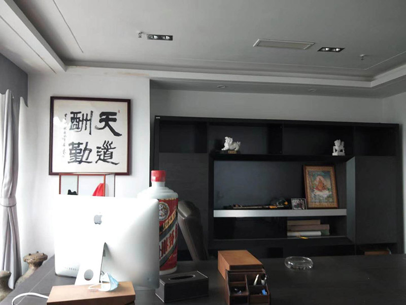 辦公室掛畫安裝：辦公室裝飾畫可以說是非常普遍的，不管是公司老板還是部門經(jīng)理，辦公室都還不會缺少一幅字畫，辦公室掛畫不僅是一種裝飾，更多情況下是為了改善風(fēng)水，尤其是生意人，更加注重辦公室的風(fēng)水，弱想使得辦公室風(fēng)水旺，掛畫是遠(yuǎn)遠(yuǎn)不夠的，重點(diǎn)要看怎么掛。 辦公室內(nèi)掛一好的字畫作品，一幅好的風(fēng)水掛畫所起的作品至關(guān)重要。好的字畫合適的擺放位置，合適的布局能為主人招財納福，能為主人增加運(yùn)勢，會加持好的磁場。
