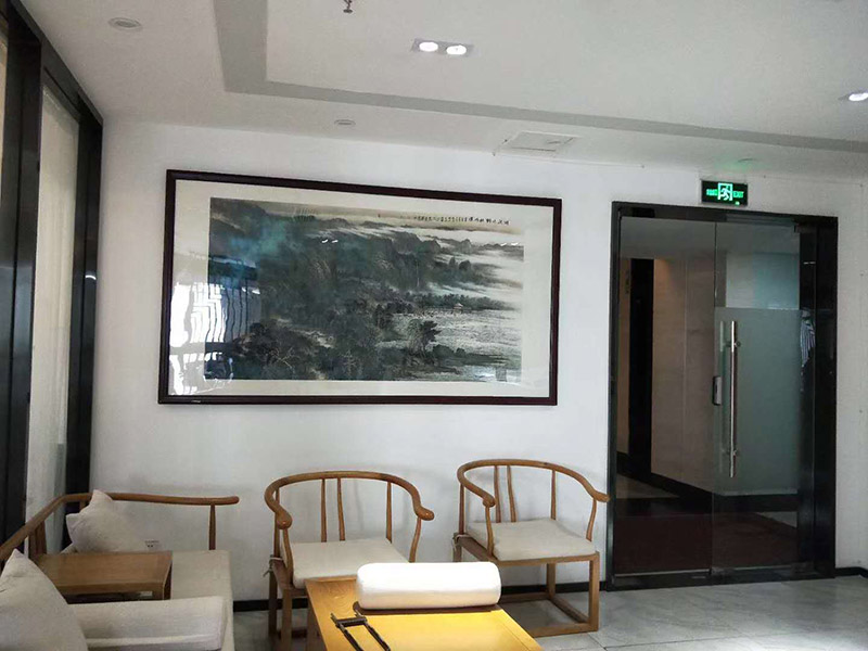 辦公室掛畫安裝：辦公室裝飾畫可以說是非常普遍的，不管是公司老板還是部門經(jīng)理，辦公室都還不會缺少一幅字畫，辦公室掛畫不僅是一種裝飾，更多情況下是為了改善風(fēng)水，尤其是生意人，更加注重辦公室的風(fēng)水，弱想使得辦公室風(fēng)水旺，掛畫是遠(yuǎn)遠(yuǎn)不夠的，重點(diǎn)要看怎么掛。 辦公室內(nèi)掛一好的字畫作品，一幅好的風(fēng)水掛畫所起的作品至關(guān)重要。好的字畫合適的擺放位置，合適的布局能為主人招財納福，能為主人增加運(yùn)勢，會加持好的磁場。