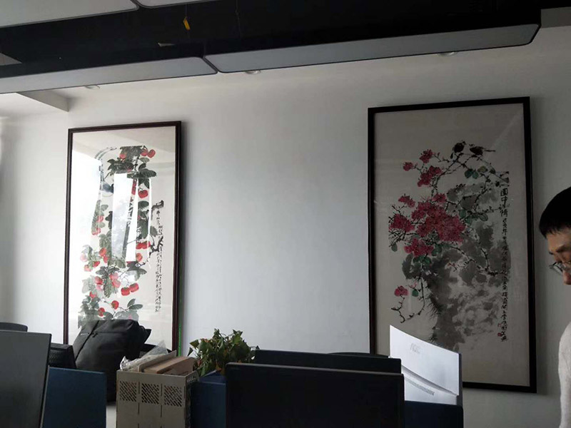辦公室掛畫安裝：辦公室裝飾畫可以說是非常普遍的，不管是公司老板還是部門經(jīng)理，辦公室都還不會缺少一幅字畫，辦公室掛畫不僅是一種裝飾，更多情況下是為了改善風(fēng)水，尤其是生意人，更加注重辦公室的風(fēng)水，弱想使得辦公室風(fēng)水旺，掛畫是遠(yuǎn)遠(yuǎn)不夠的，重點(diǎn)要看怎么掛。 辦公室內(nèi)掛一好的字畫作品，一幅好的風(fēng)水掛畫所起的作品至關(guān)重要。好的字畫合適的擺放位置，合適的布局能為主人招財納福，能為主人增加運(yùn)勢，會加持好的磁場。