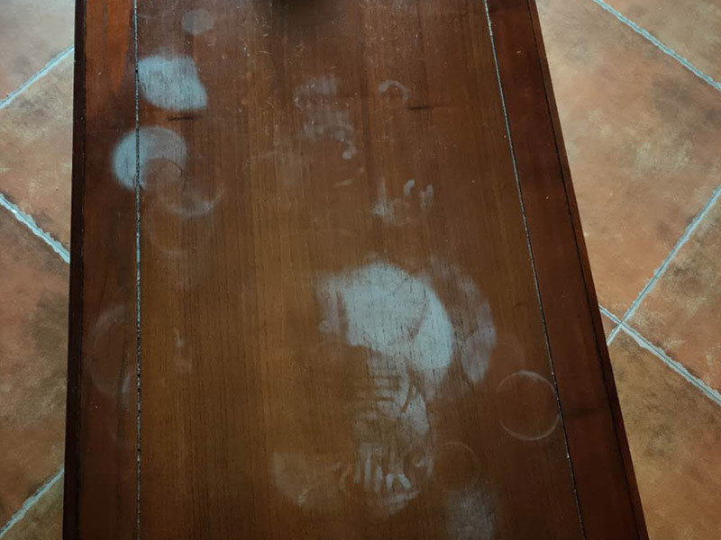 家具補漆服務:1.家具維修 填補平整光滑,不能使其變形 2.維修處調色上色上光 根據觀察家具,必須辨別漆色、混合色、二層色、三層色,再相應處理。 3.光澤處理 必須根據家具的亮亞光,打磨,拋光,上亮光水等,使用輔料可以是蠟,研磨劑。 4.填補操作: 先將502膠水澆在需要填補處。用碎木屑填上需要補處,澆上502膠水。