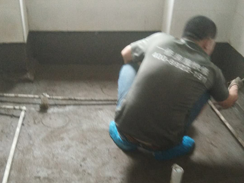 衛(wèi)生間拆除翻新：在敲磚正式開始之前需要做一些準(zhǔn)備工作，包括施工用電設(shè)置和施工工具的準(zhǔn)備。事前準(zhǔn)備做好了，后面的工序才能有條不紊地進(jìn)行。沖擊電鉆是墻面敲磚的重要工具，與傳統(tǒng)的用手錘和鋼鏨敲擊方式不同，用沖擊電鉆施工方便快捷。沖擊電鉆的鉆頭還可以根據(jù)施工需要自由更換。在敲磚施工過程中，梯子作為輔助的工具，除了有幫助敲墻面上方的瓷磚的作用，還有用來架起臨時(shí)插座的作用，以免用電插座和電線被掉下來的瓷磚遮掩或壓壞，造成施工意外。 衛(wèi)生間拆改時(shí)，會(huì)將原有地磚鑿去，一定要用水泥砂漿將地面找平，然后再做防水處理。這樣可以避免防水涂料因薄厚不均而造成滲漏。衛(wèi)生間墻地面之間的接縫以及上下水管道與地面的接縫處，是最容易出問題的地方，因此在衛(wèi)生間番細(xì)膩時(shí)要注意接縫處要刷到位，這樣的細(xì)節(jié)不容小覷。