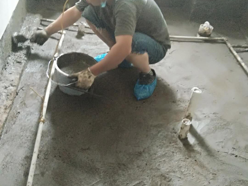 衛(wèi)生間拆除翻新：在敲磚正式開始之前需要做一些準(zhǔn)備工作，包括施工用電設(shè)置和施工工具的準(zhǔn)備。事前準(zhǔn)備做好了，后面的工序才能有條不紊地進(jìn)行。沖擊電鉆是墻面敲磚的重要工具，與傳統(tǒng)的用手錘和鋼鏨敲擊方式不同，用沖擊電鉆施工方便快捷。沖擊電鉆的鉆頭還可以根據(jù)施工需要自由更換。在敲磚施工過程中，梯子作為輔助的工具，除了有幫助敲墻面上方的瓷磚的作用，還有用來架起臨時(shí)插座的作用，以免用電插座和電線被掉下來的瓷磚遮掩或壓壞，造成施工意外。 衛(wèi)生間拆改時(shí)，會(huì)將原有地磚鑿去，一定要用水泥砂漿將地面找平，然后再做防水處理。這樣可以避免防水涂料因薄厚不均而造成滲漏。衛(wèi)生間墻地面之間的接縫以及上下水管道與地面的接縫處，是最容易出問題的地方，因此在衛(wèi)生間番細(xì)膩時(shí)要注意接縫處要刷到位，這樣的細(xì)節(jié)不容小覷。