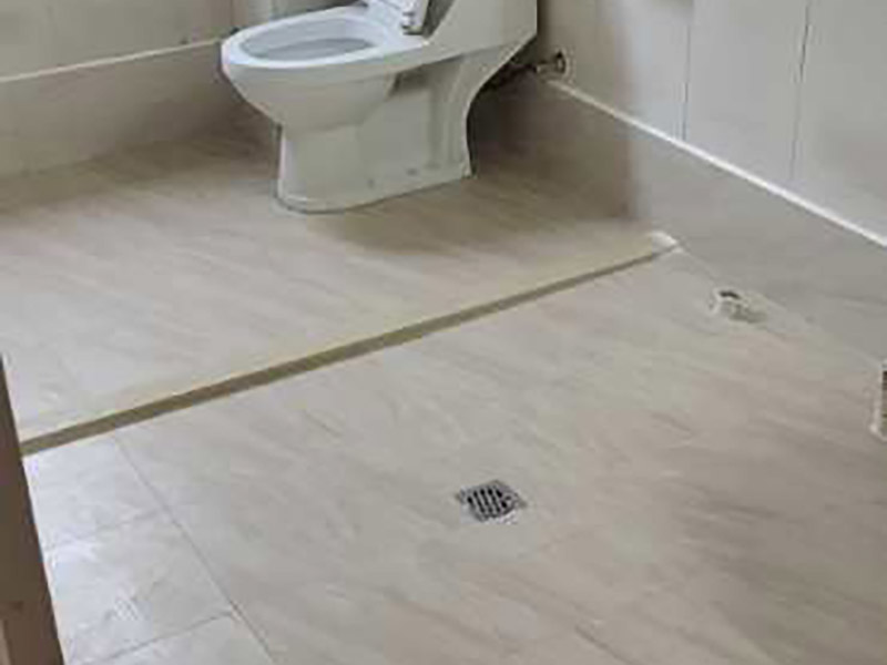 衛(wèi)生間拆除翻新：在敲磚正式開始之前需要做一些準(zhǔn)備工作，包括施工用電設(shè)置和施工工具的準(zhǔn)備。事前準(zhǔn)備做好了，后面的工序才能有條不紊地進(jìn)行。沖擊電鉆是墻面敲磚的重要工具，與傳統(tǒng)的用手錘和鋼鏨敲擊方式不同，用沖擊電鉆施工方便快捷。沖擊電鉆的鉆頭還可以根據(jù)施工需要自由更換。在敲磚施工過程中，梯子作為輔助的工具，除了有幫助敲墻面上方的瓷磚的作用，還有用來架起臨時(shí)插座的作用，以免用電插座和電線被掉下來的瓷磚遮掩或壓壞，造成施工意外。 衛(wèi)生間拆改時(shí)，會(huì)將原有地磚鑿去，一定要用水泥砂漿將地面找平，然后再做防水處理。這樣可以避免防水涂料因薄厚不均而造成滲漏。衛(wèi)生間墻地面之間的接縫以及上下水管道與地面的接縫處，是最容易出問題的地方，因此在衛(wèi)生間番細(xì)膩時(shí)要注意接縫處要刷到位，這樣的細(xì)節(jié)不容小覷。