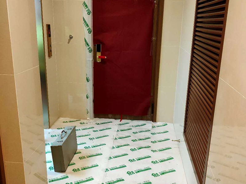 陽臺家具地面保護:門扇安裝完畢后，采用普通塑料保護膜，同時用紙板包裹； 門扇、鎖具安裝完畢后，將門扇鎖緊； 門框下段部分必須用9厘夾板做“U”型護角保護處理，高度不小于1.5m，護板內應加襯泡沫等軟質保護，防止擦傷。 安裝完畢后，用塑料布或戶內門包裝內的PE片材、瓦楞紙板等現有材料對門扇、門套進行包裹、遮蓋保護；嚴禁撞擊門框扇及貼臉；門扇安裝后及時安裝門吸、門鎖； 安裝好的門扇不能長期處于開啟狀態，嚴禁在門扇懸掛重物；嚴禁硬物碰撞、避免將水弄到門上面； 門框下段部分必須用9厘夾板做“U”型護角保護處理，高度不小于1.5m，護板內應加襯泡沫等軟質保護，防止擦傷； 室內衛生清理干凈后才能將保護膜撕開； 保潔時嚴禁用酒精之類油漆稀釋劑、脫漆松香水、二甲苯、清潔劑等溶液擦拭油漆表面，嚴禁使用鋼絲球和尖的物品以防劃傷油漆表面。