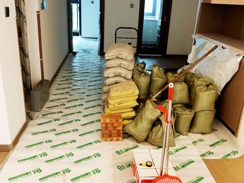 陽臺家具地面保護:門扇安裝完畢后，采用普通塑料保護膜，同時用紙板包裹； 門扇、鎖具安裝完畢后，將門扇鎖緊； 門框下段部分必須用9厘夾板做“U”型護角保護處理，高度不小于1.5m，護板內應加襯泡沫等軟質保護，防止擦傷。 安裝完畢后，用塑料布或戶內門包裝內的PE片材、瓦楞紙板等現有材料對門扇、門套進行包裹、遮蓋保護；嚴禁撞擊門框扇及貼臉；門扇安裝后及時安裝門吸、門鎖； 安裝好的門扇不能長期處于開啟狀態，嚴禁在門扇懸掛重物；嚴禁硬物碰撞、避免將水弄到門上面； 門框下段部分必須用9厘夾板做“U”型護角保護處理，高度不小于1.5m，護板內應加襯泡沫等軟質保護，防止擦傷； 室內衛生清理干凈后才能將保護膜撕開； 保潔時嚴禁用酒精之類油漆稀釋劑、脫漆松香水、二甲苯、清潔劑等溶液擦拭油漆表面，嚴禁使用鋼絲球和尖的物品以防劃傷油漆表面。