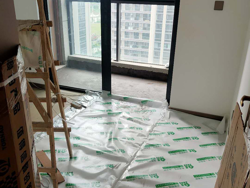 陽臺家具地面保護:門扇安裝完畢后，采用普通塑料保護膜，同時用紙板包裹； 門扇、鎖具安裝完畢后，將門扇鎖緊； 門框下段部分必須用9厘夾板做“U”型護角保護處理，高度不小于1.5m，護板內應加襯泡沫等軟質保護，防止擦傷。 安裝完畢后，用塑料布或戶內門包裝內的PE片材、瓦楞紙板等現有材料對門扇、門套進行包裹、遮蓋保護；嚴禁撞擊門框扇及貼臉；門扇安裝后及時安裝門吸、門鎖； 安裝好的門扇不能長期處于開啟狀態，嚴禁在門扇懸掛重物；嚴禁硬物碰撞、避免將水弄到門上面； 門框下段部分必須用9厘夾板做“U”型護角保護處理，高度不小于1.5m，護板內應加襯泡沫等軟質保護，防止擦傷； 室內衛生清理干凈后才能將保護膜撕開； 保潔時嚴禁用酒精之類油漆稀釋劑、脫漆松香水、二甲苯、清潔劑等溶液擦拭油漆表面，嚴禁使用鋼絲球和尖的物品以防劃傷油漆表面。