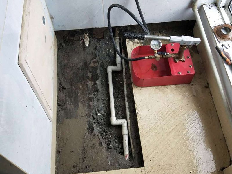 暗管維修瓷磚修復：暗水管漏水要找到漏水點并不是一件容易的事。由于是墻體里水管漏水，有時候墻面基層或者貼有瓷磚的墻面防水性較好，暗水管漏水可能會隨著管壁洇到其他地方，所以有時候我們看到的墻面被浸濕的地方，并不一定百分之百就是暗水管漏水的地方。 找到墻體里水管漏水的漏水點之后，就需要對漏水的管道進行更換維修。首先需要將暗水管漏水點的墻面開鑿，開鑿時注意對家具地板進行成品保護。開鑿之后找到管道漏水的地方，將管道上開鑿的粉塵清理干凈。 將損壞管道割斷，注意然后用接口套住，將備換的新管對準接口口子，注意要對直。然后用熱熔器對新管道進行熱熔連接。連接好之后注意使用防水膠對管道及管槽進行防水處理。