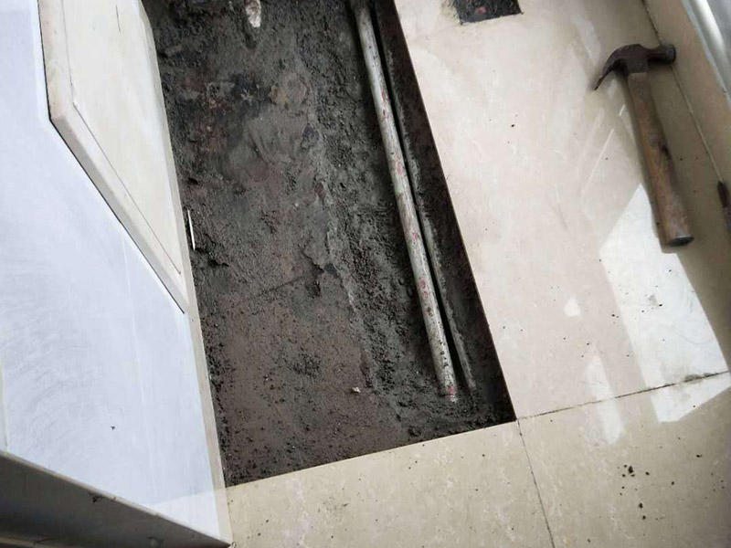 暗管維修瓷磚修復：暗水管漏水要找到漏水點并不是一件容易的事。由于是墻體里水管漏水，有時候墻面基層或者貼有瓷磚的墻面防水性較好，暗水管漏水可能會隨著管壁洇到其他地方，所以有時候我們看到的墻面被浸濕的地方，并不一定百分之百就是暗水管漏水的地方。 找到墻體里水管漏水的漏水點之后，就需要對漏水的管道進行更換維修。首先需要將暗水管漏水點的墻面開鑿，開鑿時注意對家具地板進行成品保護。開鑿之后找到管道漏水的地方，將管道上開鑿的粉塵清理干凈。 將損壞管道割斷，注意然后用接口套住，將備換的新管對準接口口子，注意要對直。然后用熱熔器對新管道進行熱熔連接。連接好之后注意使用防水膠對管道及管槽進行防水處理。