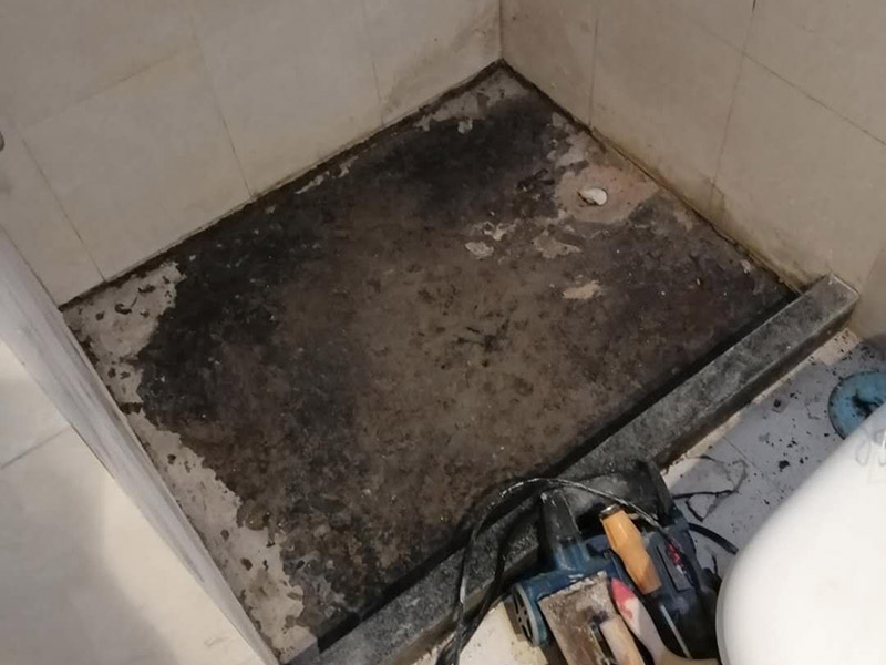 淋浴房防水貼磚：裝修之前要做試水實驗，就是將各洞口臨時封堵，在房間內放上2-3CM深的水，靜置1-2天。如果漏或者無法檢查滲漏情況，建議自己重新做一遍防水。將買回來的聚氨酯按說明均勻的涂在淋浴間的地面和墻上。馬桶污水管管口、地漏口等干了之后再涂刷1-2遍，這些地方防水穩固了，確保明水直接流過不會在這些薄弱部位發生滲漏。而JS的使用要2遍，并且二遍的刷涂方向要垂直。等保護層達到強度后，再次做試水實驗。堵住落水口，放入2-3CM的水。觀察不滲漏情況即可。