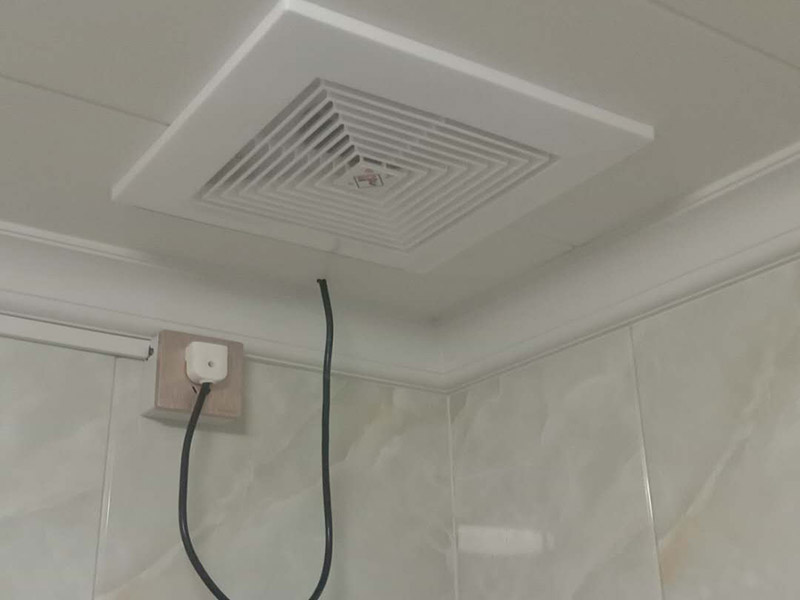 排氣扇安裝：當直接安裝在墻壁的孔洞上，將室內污濁空氣排往室外或從室外吸進新鮮空氣時，應選用百葉窗換氣扇，因此百葉窗式換氣扇又稱隔墻式換氣扇；當需要安裝于居室、商場、賓館、辦公室及娛樂場所的玻璃門窗上時，應選用櫥窗式換氣扇；當需要安裝換氣扇的場所裝有天花板，而且天花板上有直接排往外部窨的出風口時，可選用天花板式或管道式換氣扇；當安裝換氣扇的地方裝有天花板，且天花板止方預先裝有排往室外的管道時，應該選用管道式換氣扇，利用其較高的風壓往外排氣。