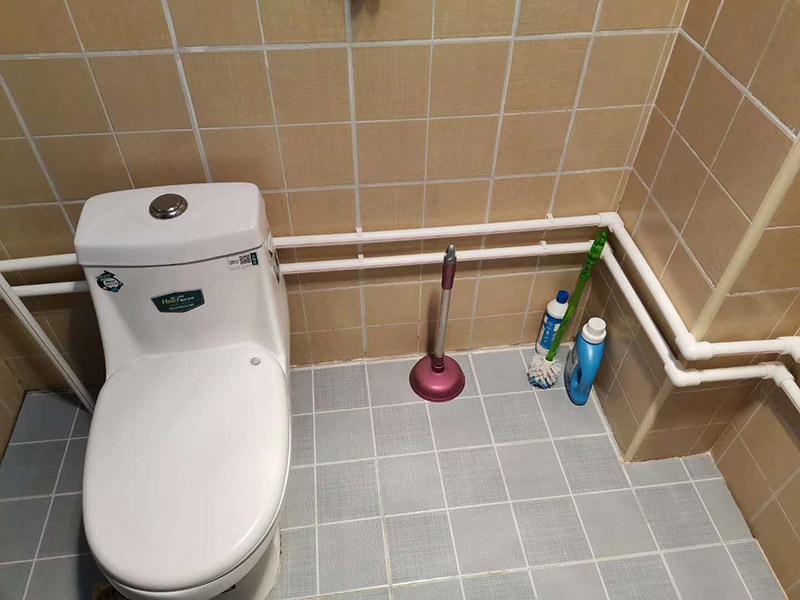 衛生間水管更換：安裝PP-R管道最好找專業公司，不管你的裝修多么豪華高檔，如果你在這方面不舍得用錢就不劃算了。往往管道的暴裂或者堵塞，都會造成水管本身價格數十倍、數百倍甚至不可估量的后果。 選擇一種健康環保合資格的給水管材。目前大多住宅裝修的水管主要分為：UPVC管、PPR管、襯PVC鍍鋅鋼管、鋁塑管、銅管和不銹鋼管幾類。 安裝后一定要進行增壓測試。增壓測試一般是在1.5倍水壓的情況下進行,在測試中應沒有漏水現象。 選擇給水管道的敷設方式。管道的敷設分為明裝和暗裝，但哪種安裝方式更適合室內給水管道的敷設呢?明裝是管道在室內沿墻、梁、柱、天花板下、地板旁外露敷設，其優點是造價低、施工安裝和維護修理均方便。缺點是由于管道表面積灰、產生凝水等，影響環境衛生。暗裝是管道在房內的地面、吊頂下或在管井、管槽、管溝中隱蔽敷設,暗裝的優點是衛生條件較好、美觀。缺點是工程投資費用高，施工和維修均不方便。由于它是隱蔽工程，如果選用的飲用水管或施工出現問題而導致漏水，那后果較為嚴重，全新裝修可能毀于一旦。 