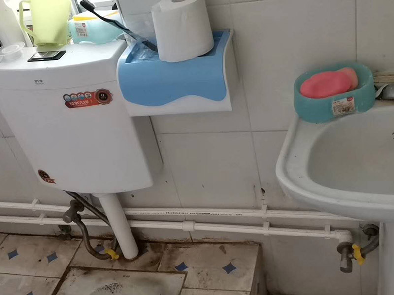 衛生間水管更換：安裝PP-R管道最好找專業公司，不管你的裝修多么豪華高檔，如果你在這方面不舍得用錢就不劃算了。往往管道的暴裂或者堵塞，都會造成水管本身價格數十倍、數百倍甚至不可估量的后果。 選擇一種健康環保合資格的給水管材。目前大多住宅裝修的水管主要分為：UPVC管、PPR管、襯PVC鍍鋅鋼管、鋁塑管、銅管和不銹鋼管幾類。 安裝后一定要進行增壓測試。增壓測試一般是在1.5倍水壓的情況下進行,在測試中應沒有漏水現象。 選擇給水管道的敷設方式。管道的敷設分為明裝和暗裝，但哪種安裝方式更適合室內給水管道的敷設呢?明裝是管道在室內沿墻、梁、柱、天花板下、地板旁外露敷設，其優點是造價低、施工安裝和維護修理均方便。缺點是由于管道表面積灰、產生凝水等，影響環境衛生。暗裝是管道在房內的地面、吊頂下或在管井、管槽、管溝中隱蔽敷設,暗裝的優點是衛生條件較好、美觀。缺點是工程投資費用高，施工和維修均不方便。由于它是隱蔽工程，如果選用的飲用水管或施工出現問題而導致漏水，那后果較為嚴重，全新裝修可能毀于一旦。 