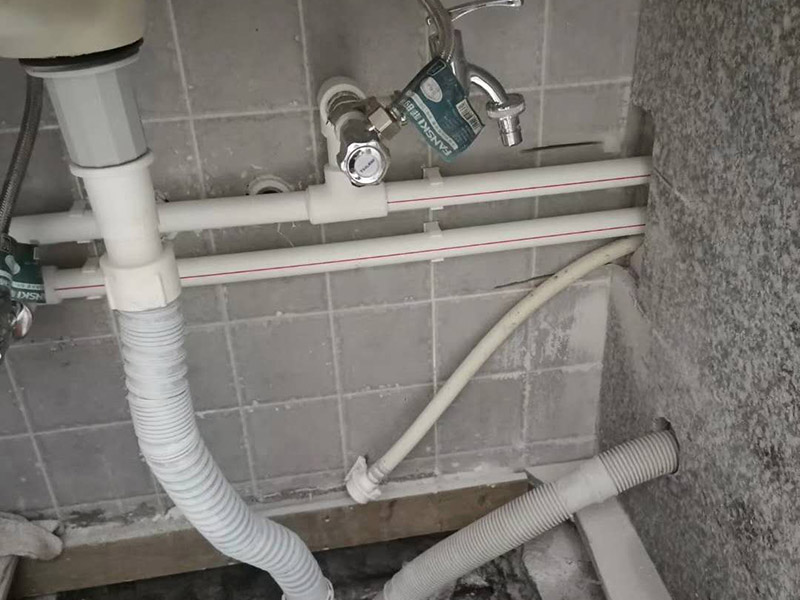 衛生間水管更換：安裝PP-R管道最好找專業公司，不管你的裝修多么豪華高檔，如果你在這方面不舍得用錢就不劃算了。往往管道的暴裂或者堵塞，都會造成水管本身價格數十倍、數百倍甚至不可估量的后果。 選擇一種健康環保合資格的給水管材。目前大多住宅裝修的水管主要分為：UPVC管、PPR管、襯PVC鍍鋅鋼管、鋁塑管、銅管和不銹鋼管幾類。 安裝后一定要進行增壓測試。增壓測試一般是在1.5倍水壓的情況下進行,在測試中應沒有漏水現象。 選擇給水管道的敷設方式。管道的敷設分為明裝和暗裝，但哪種安裝方式更適合室內給水管道的敷設呢?明裝是管道在室內沿墻、梁、柱、天花板下、地板旁外露敷設，其優點是造價低、施工安裝和維護修理均方便。缺點是由于管道表面積灰、產生凝水等，影響環境衛生。暗裝是管道在房內的地面、吊頂下或在管井、管槽、管溝中隱蔽敷設,暗裝的優點是衛生條件較好、美觀。缺點是工程投資費用高，施工和維修均不方便。由于它是隱蔽工程，如果選用的飲用水管或施工出現問題而導致漏水，那后果較為嚴重，全新裝修可能毀于一旦。 