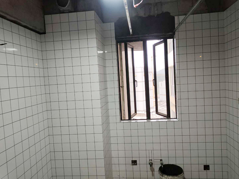 衛生間貼磚：施工工藝流程; 基層處理--抹底子灰--彈線排磚--侵磚--鑲貼--擦縫--交工驗收 首先進行地面清掃，不打掃干凈會翹邊、空鼓的;放水平線然后分塊;地面要濕潤進行灑水;采用兩種砂漿，打砂漿的基層，一般要進行干鋪;地磚是不是出現了空鼓是很重要的;還要在磚底涂抹上漿;鋪貼的時候要用橡皮錘敲擊，做拉縫、表面清理，對瓷磚進行勾縫處理即可。最重要的是保護好成品，以防造成污染和損傷。