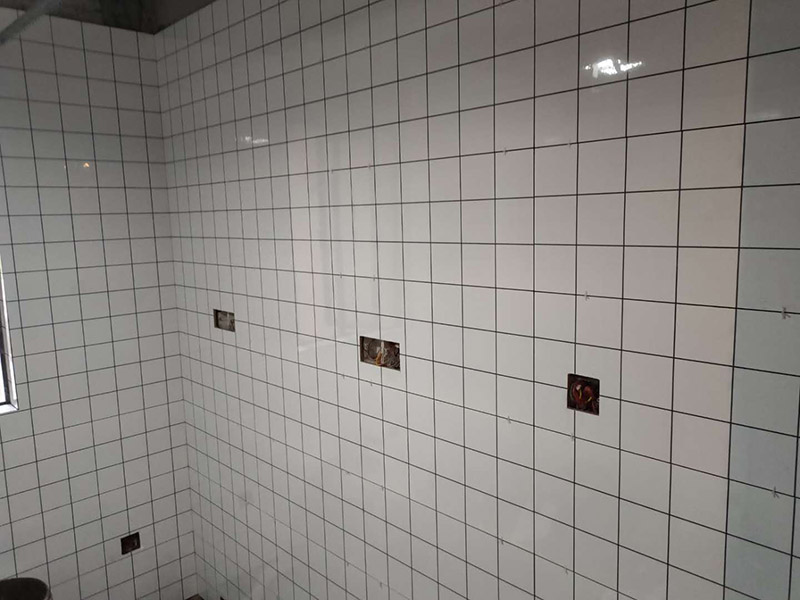 衛生間貼磚：施工工藝流程; 基層處理--抹底子灰--彈線排磚--侵磚--鑲貼--擦縫--交工驗收 首先進行地面清掃，不打掃干凈會翹邊、空鼓的;放水平線然后分塊;地面要濕潤進行灑水;采用兩種砂漿，打砂漿的基層，一般要進行干鋪;地磚是不是出現了空鼓是很重要的;還要在磚底涂抹上漿;鋪貼的時候要用橡皮錘敲擊，做拉縫、表面清理，對瓷磚進行勾縫處理即可。最重要的是保護好成品，以防造成污染和損傷。