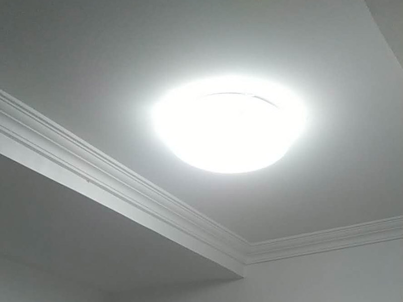 吸頂燈安裝維修：1、拆開吸頂燈包裝，將底座上自帶的線頭去掉;2、把燈管取出來以防在安裝過程中不慎掉落(吸頂燈一般自帶燈源);3、燈管拆下來之后，將吸頂燈底座放在天花板上，畫出燈孔的位置;4、標記好孔的位置之后，在天花板上鉆孔，鉆孔的實際大小需要參照吸頂燈上燈孔的大小來確定;5、鉆好孔之后打入膠體，用以固定螺絲釘;6、把底座裝上去，轉個角度，帶緊螺絲7、斷開室內電源，接線，然后把燈管裝回8、仔細檢查燈具安裝及線路連接是否正確規(guī)范，接線是否牢固;9、通電測試燈具是否可以正常通電，確認燈具運行狀況，10、蓋好燈罩、完工