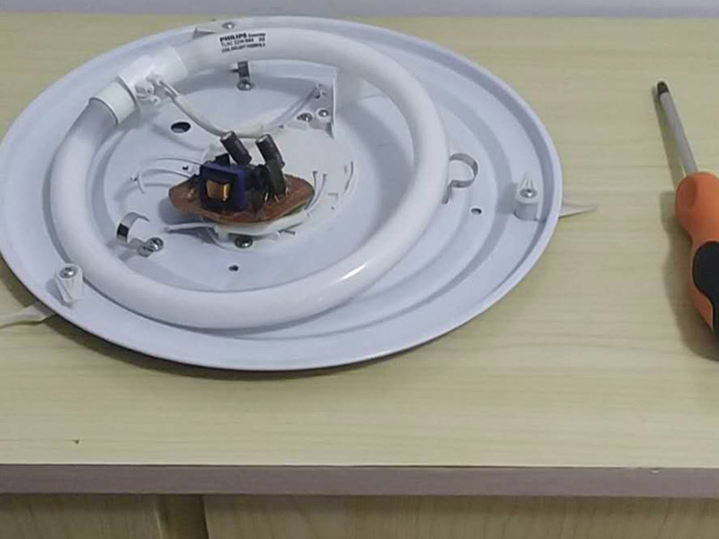 吸頂燈安裝維修：1、拆開吸頂燈包裝，將底座上自帶的線頭去掉;2、把燈管取出來以防在安裝過程中不慎掉落(吸頂燈一般自帶燈源);3、燈管拆下來之后，將吸頂燈底座放在天花板上，畫出燈孔的位置;4、標記好孔的位置之后，在天花板上鉆孔，鉆孔的實際大小需要參照吸頂燈上燈孔的大小來確定;5、鉆好孔之后打入膠體，用以固定螺絲釘;6、把底座裝上去，轉個角度，帶緊螺絲7、斷開室內電源，接線，然后把燈管裝回8、仔細檢查燈具安裝及線路連接是否正確規(guī)范，接線是否牢固;9、通電測試燈具是否可以正常通電，確認燈具運行狀況，10、蓋好燈罩、完工