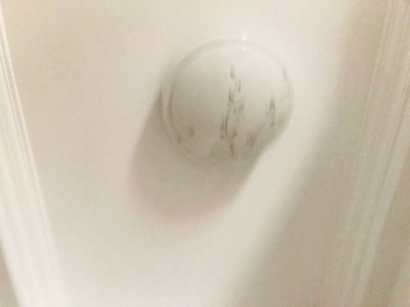 吸頂燈安裝維修：1、拆開吸頂燈包裝，將底座上自帶的線頭去掉;2、把燈管取出來以防在安裝過程中不慎掉落(吸頂燈一般自帶燈源);3、燈管拆下來之后，將吸頂燈底座放在天花板上，畫出燈孔的位置;4、標記好孔的位置之后，在天花板上鉆孔，鉆孔的實際大小需要參照吸頂燈上燈孔的大小來確定;5、鉆好孔之后打入膠體，用以固定螺絲釘;6、把底座裝上去，轉個角度，帶緊螺絲7、斷開室內電源，接線，然后把燈管裝回8、仔細檢查燈具安裝及線路連接是否正確規(guī)范，接線是否牢固;9、通電測試燈具是否可以正常通電，確認燈具運行狀況，10、蓋好燈罩、完工