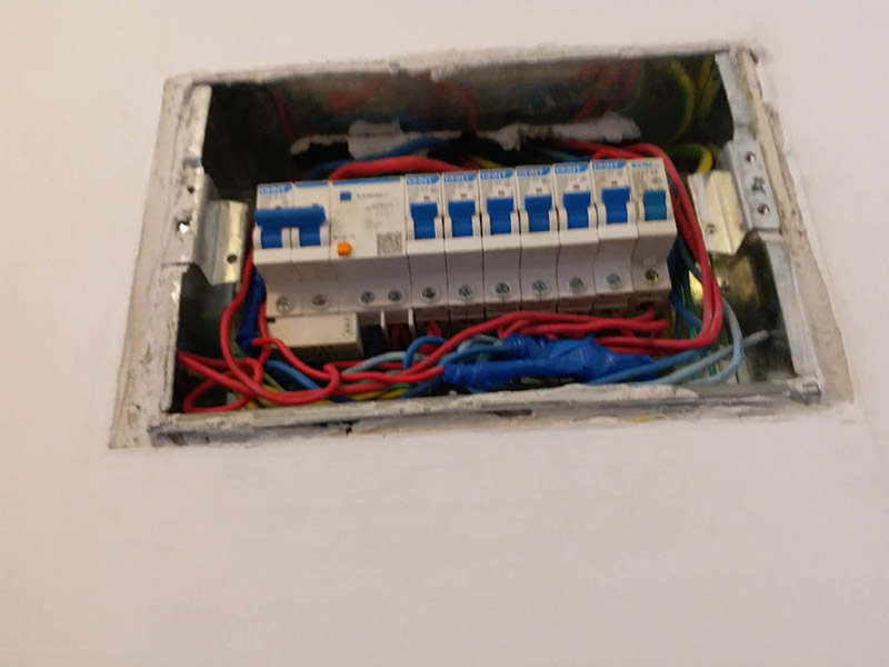 電路檢查維修:觀察。高手不僅看電路板的外觀，還常常積累一些電路組成，電路板年限，接口外設(shè)等經(jīng)驗(yàn)。有什么好處？維修中可以減少失誤，尤其在維修過(guò)程中各種方法都使完卻沒(méi)有發(fā)現(xiàn)故障時(shí)。詳細(xì)詢問(wèn)設(shè)備管理人員該電路板的詳細(xì)情況，越詳細(xì)越好。建立大量的數(shù)據(jù)再做分析和測(cè)試，然后再確定。檢驗(yàn)是必須要做的工作，也是最花費(fèi)時(shí)間的工作。千萬(wàn)不要以剛維修過(guò)的經(jīng)驗(yàn)做論點(diǎn)先入為主，更不可有些似似而非的觀點(diǎn)留下來(lái)。