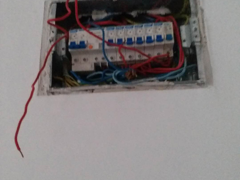 電路檢查維修:觀察。高手不僅看電路板的外觀，還常常積累一些電路組成，電路板年限，接口外設(shè)等經(jīng)驗(yàn)。有什么好處？維修中可以減少失誤，尤其在維修過(guò)程中各種方法都使完卻沒(méi)有發(fā)現(xiàn)故障時(shí)。詳細(xì)詢問(wèn)設(shè)備管理人員該電路板的詳細(xì)情況，越詳細(xì)越好。建立大量的數(shù)據(jù)再做分析和測(cè)試，然后再確定。檢驗(yàn)是必須要做的工作，也是最花費(fèi)時(shí)間的工作。千萬(wàn)不要以剛維修過(guò)的經(jīng)驗(yàn)做論點(diǎn)先入為主，更不可有些似似而非的觀點(diǎn)留下來(lái)。