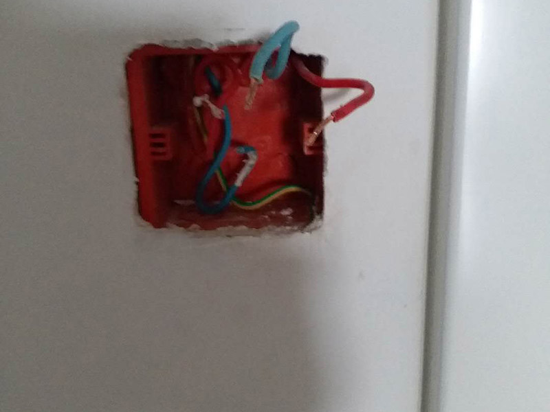 電路檢查維修:觀察。高手不僅看電路板的外觀，還常常積累一些電路組成，電路板年限，接口外設(shè)等經(jīng)驗(yàn)。有什么好處？維修中可以減少失誤，尤其在維修過(guò)程中各種方法都使完卻沒(méi)有發(fā)現(xiàn)故障時(shí)。詳細(xì)詢問(wèn)設(shè)備管理人員該電路板的詳細(xì)情況，越詳細(xì)越好。建立大量的數(shù)據(jù)再做分析和測(cè)試，然后再確定。檢驗(yàn)是必須要做的工作，也是最花費(fèi)時(shí)間的工作。千萬(wàn)不要以剛維修過(guò)的經(jīng)驗(yàn)做論點(diǎn)先入為主，更不可有些似似而非的觀點(diǎn)留下來(lái)。