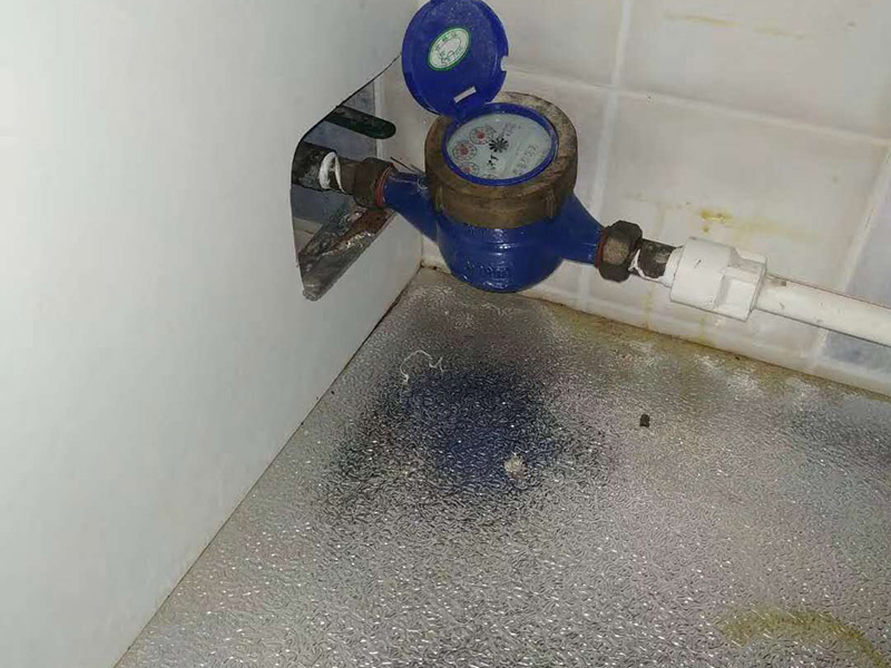 管道角閥漏水維修：1.關閉總水閥,用活動扳手擰下角閥,查看接口。
2.查看角閥接口金屬邊緣是否破損,如果破損需要更換整只角閥。
3.查看角閥接口上的軟管內墊片破損情況。
4.無明顯破損,沖洗軟管接口上的雜質,纏上生料帶重新裝回。
5.破損嚴重需要更換接口墊片,纏生料帶裝回。