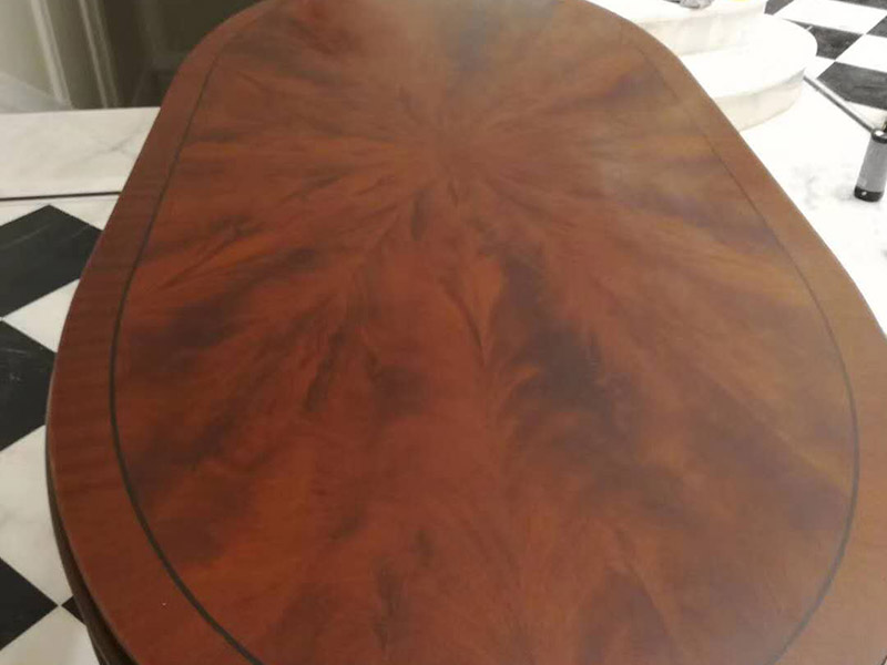 家具翻新打蠟：首先要去除家具表面的灰塵，在打掃灰塵時，一定要用兩塊潔凈的棉布，一是潤濕的，二是干的。先用潤濕的棉布將其表面干凈，再用干的棉布將那些水漬擦干。灰塵一定要弄干凈，不然在上蠟時，有灰塵會加大棉布與木質(zhì)家具之間的摩擦，將其表面損壞。 木制家具若是以前上過蠟的，先將原蠟去除。在去除時一定要小心，應(yīng)該用用溫性的清潔劑或者淡淡的非堿性肥皂水，將表面擦拭干凈，尤其要注意家具的一些縫隙要講它們的灰塵處理干凈，還有一些表面有一點(diǎn)損壞的，一定要小心再小心的處理，不然再次上蠟后會影響他的光澤度。 在處理木制家具的原蠟后，就該將家具表面重新上蠟了，先將準(zhǔn)備好的蠟涂在潔凈的棉布上，注意蠟的用量，以免用量過多，導(dǎo)致蠟在木制家具的表面涂抹不勻。然后將涂有蠟的棉布順著木材的紋理方向給家具上蠟，上蠟時，要掌握由淺入深、由點(diǎn)及面的原則，循序漸進(jìn)，均勻上蠟。等到把蠟全部上好就可以了。