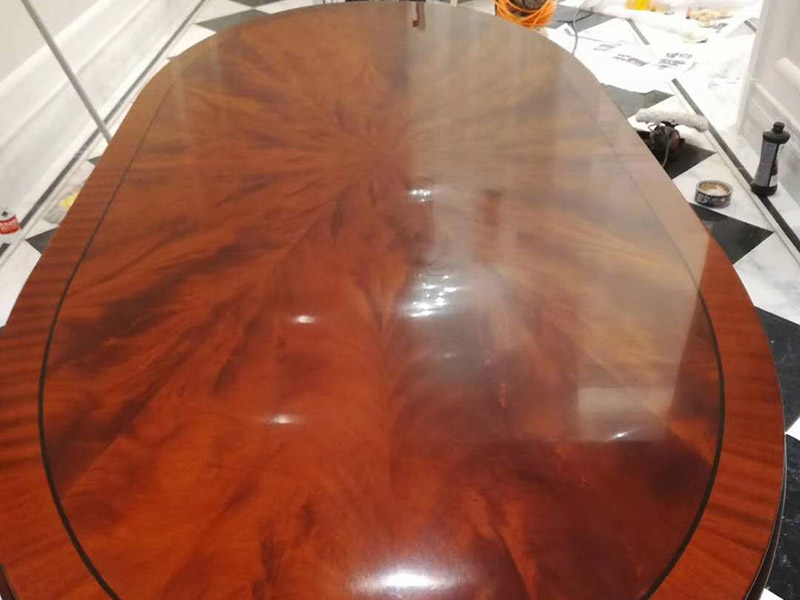 家具翻新打蠟：首先要去除家具表面的灰塵，在打掃灰塵時，一定要用兩塊潔凈的棉布，一是潤濕的，二是干的。先用潤濕的棉布將其表面干凈，再用干的棉布將那些水漬擦干。灰塵一定要弄干凈，不然在上蠟時，有灰塵會加大棉布與木質(zhì)家具之間的摩擦，將其表面損壞。 木制家具若是以前上過蠟的，先將原蠟去除。在去除時一定要小心，應(yīng)該用用溫性的清潔劑或者淡淡的非堿性肥皂水，將表面擦拭干凈，尤其要注意家具的一些縫隙要講它們的灰塵處理干凈，還有一些表面有一點(diǎn)損壞的，一定要小心再小心的處理，不然再次上蠟后會影響他的光澤度。 在處理木制家具的原蠟后，就該將家具表面重新上蠟了，先將準(zhǔn)備好的蠟涂在潔凈的棉布上，注意蠟的用量，以免用量過多，導(dǎo)致蠟在木制家具的表面涂抹不勻。然后將涂有蠟的棉布順著木材的紋理方向給家具上蠟，上蠟時，要掌握由淺入深、由點(diǎn)及面的原則，循序漸進(jìn)，均勻上蠟。等到把蠟全部上好就可以了。