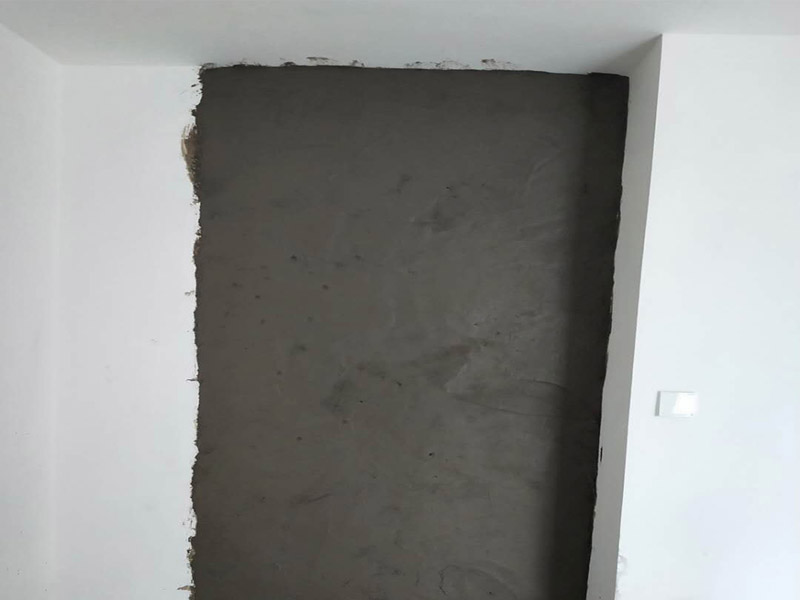 衛生間墻體改造：首先進行地面清掃，不打掃干凈會翹邊、空鼓的;放水平線然后分塊;地面要濕潤進行灑水;采用兩種砂漿，打砂漿的基層，一般要進行干鋪;地磚是不是出現了空鼓是很重要的;還要在磚底涂抹上漿;鋪貼的時候要用橡皮錘敲擊，做拉縫、表面清理，對瓷磚進行勾縫處理即可。最重要的是保護好成品，以防造成污染和損傷。