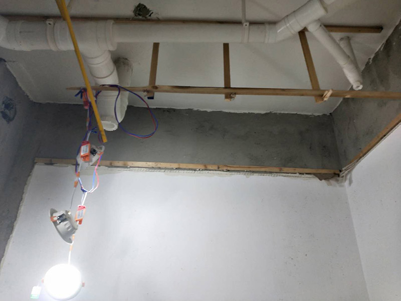 衛生間墻體改造：首先進行地面清掃，不打掃干凈會翹邊、空鼓的;放水平線然后分塊;地面要濕潤進行灑水;采用兩種砂漿，打砂漿的基層，一般要進行干鋪;地磚是不是出現了空鼓是很重要的;還要在磚底涂抹上漿;鋪貼的時候要用橡皮錘敲擊，做拉縫、表面清理，對瓷磚進行勾縫處理即可。最重要的是保護好成品，以防造成污染和損傷。