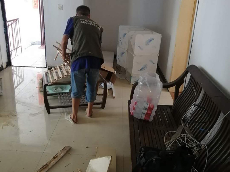 家具門框拆除：尋找門套上螺釘的固定不動部位;次之應用螺絲起子，將每一個螺釘都逐一的扭開;再度把門門框跟門線拆除;最終就可以把門套卸下來了，為防止毀壞墻面，可以用鋸子把門套板鋸成一小塊，再用錘頭漸漸地取出來就可以。如果是全套的，那拆起來非常容易還可以再用(用發泡膠添充的)，如果是內搭的后再用膠沾的，那門套就沒有什么用了。無論怎么拆，門套線的用途并不大。 第一，先取下門的螺絲釘；先找到螺絲釘的固定位置然后用螺絲刀將螺絲釘逐一取下。 第二，拆除門上的折鐵；拆除門上的折鐵使門扇與門框脫離能夠進行自由移動。 第三，不使用猛錘亂砸的拆除方法；在進行拆除門框的時候使用專業的工具耐心進行拆除不使用猛錘亂砸的方法。 第四，移除周邊雜物；在拆除門墻的時候將周邊的雜物移除盡可能避免外在因素的干擾而造成墻體損失。 第五，注意人員安全；在拆除門墻的時候注意工作人員的安全避免造成不必要道德損傷給自己帶來損失。