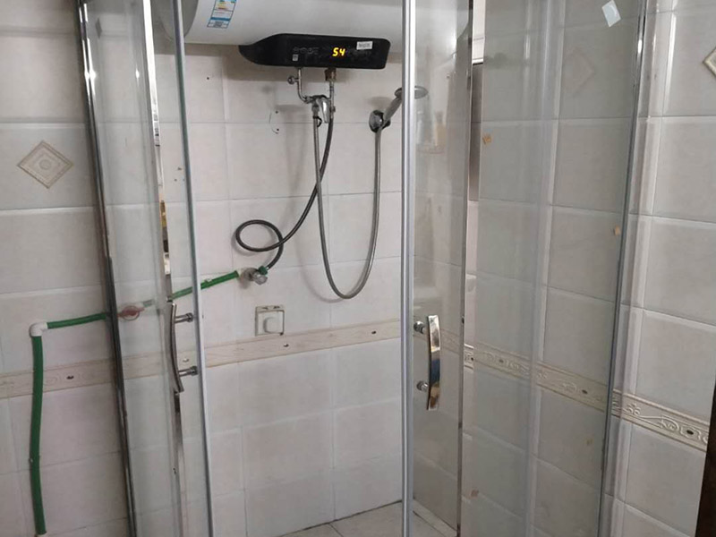 淋浴房定做安裝：1、在安裝前需要進行打孔，因此根據產品安裝實際尺寸進行測量，看看需要將孔打在什么地方，以及什么高度，通常要求只要方便家人使用就行。等量好尺寸后要進行鉅管套絲、抹鉛油、纏麻線等工序，上好彎頭，把短節絲頭抹鉛油、纏麻，最后裝在管口上。 2、然后將淋浴器和銅進水口進行對接，但是在對接時一定要用手將螺母擰緊，并將圓盤上的螺絲眼找平，劃出標記，然后卸下淋浴器，打直徑40mm、深10mm的孔洞，把鉛皮卷裁入洞內頂實，在打龍過程中一定要注意，不能打的太淺或者太松。 3、銅進水口要注意抹鉛油加墊，以防止生銹氧化，要用木螺絲將淋浴器圓盤和墻面固定好，防止以后使用而出現脫落情況。 4、安裝淋浴器上水時要將淋浴器吊直，圓盤緊靠墻面，劃出印記，然后打直徑40mm、深10mm的孔洞，裁入鉛皮卷頂實，螺母地方加墊，用手擰緊，最后圓盤用木螺絲固定在墻上。