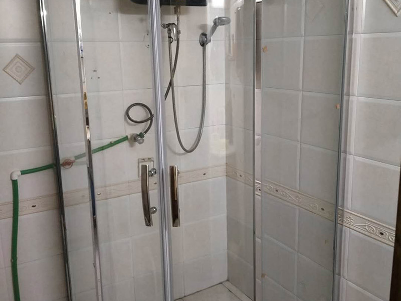 淋浴房定做安裝：1、在安裝前需要進行打孔，因此根據產品安裝實際尺寸進行測量，看看需要將孔打在什么地方，以及什么高度，通常要求只要方便家人使用就行。等量好尺寸后要進行鉅管套絲、抹鉛油、纏麻線等工序，上好彎頭，把短節絲頭抹鉛油、纏麻，最后裝在管口上。 2、然后將淋浴器和銅進水口進行對接，但是在對接時一定要用手將螺母擰緊，并將圓盤上的螺絲眼找平，劃出標記，然后卸下淋浴器，打直徑40mm、深10mm的孔洞，把鉛皮卷裁入洞內頂實，在打龍過程中一定要注意，不能打的太淺或者太松。 3、銅進水口要注意抹鉛油加墊，以防止生銹氧化，要用木螺絲將淋浴器圓盤和墻面固定好，防止以后使用而出現脫落情況。 4、安裝淋浴器上水時要將淋浴器吊直，圓盤緊靠墻面，劃出印記，然后打直徑40mm、深10mm的孔洞，裁入鉛皮卷頂實，螺母地方加墊，用手擰緊，最后圓盤用木螺絲固定在墻上。