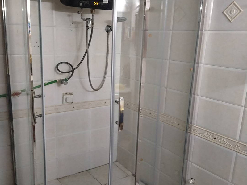 淋浴房定做安裝：1、在安裝前需要進行打孔，因此根據產品安裝實際尺寸進行測量，看看需要將孔打在什么地方，以及什么高度，通常要求只要方便家人使用就行。等量好尺寸后要進行鉅管套絲、抹鉛油、纏麻線等工序，上好彎頭，把短節絲頭抹鉛油、纏麻，最后裝在管口上。 2、然后將淋浴器和銅進水口進行對接，但是在對接時一定要用手將螺母擰緊，并將圓盤上的螺絲眼找平，劃出標記，然后卸下淋浴器，打直徑40mm、深10mm的孔洞，把鉛皮卷裁入洞內頂實，在打龍過程中一定要注意，不能打的太淺或者太松。 3、銅進水口要注意抹鉛油加墊，以防止生銹氧化，要用木螺絲將淋浴器圓盤和墻面固定好，防止以后使用而出現脫落情況。 4、安裝淋浴器上水時要將淋浴器吊直，圓盤緊靠墻面，劃出印記，然后打直徑40mm、深10mm的孔洞，裁入鉛皮卷頂實，螺母地方加墊，用手擰緊，最后圓盤用木螺絲固定在墻上。