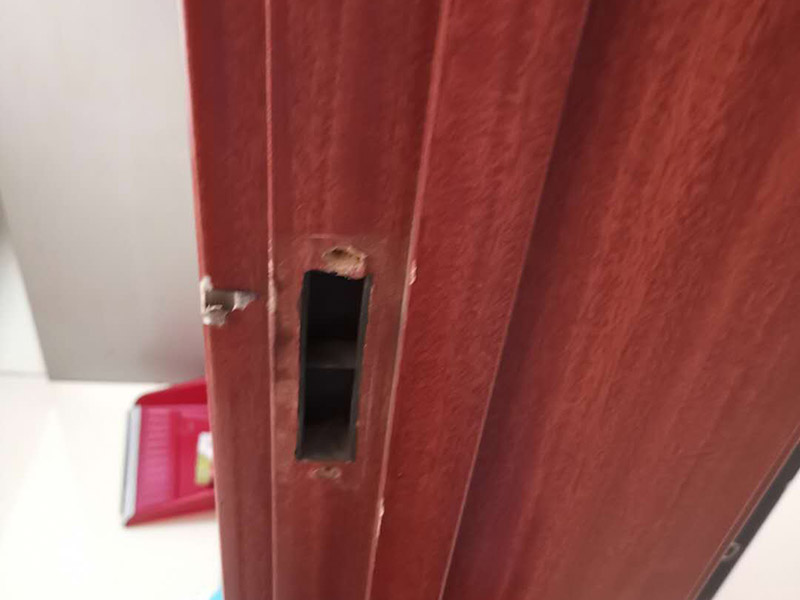 室內門鎖更換:首先準備好門鎖;然后將鎖簧部分插入鎖位;用手錘輕輕敲平;接著將固定鎖簧的美工釘擰緊;插入轉動連接桿(有卡槽的部分面向自己)套上外把手（注意外把手和內把手不要裝反）,將內把手與連接桿相連接，記得將螺絲用螺絲刀固定，將鎖芯插入鎖芯孔位，再用螺絲固定。就安裝完成了