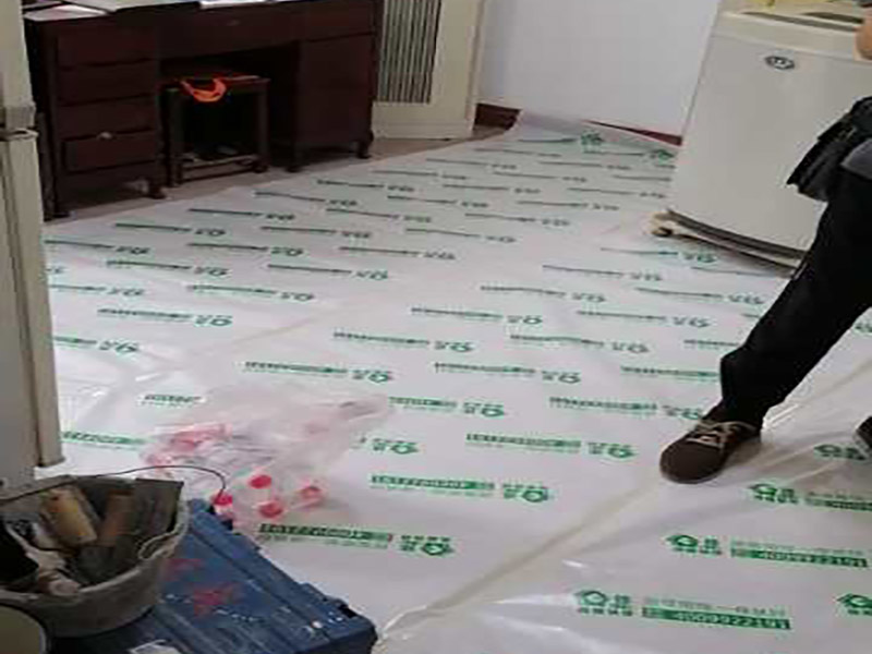 衛生間改造裝修：因為是二次裝修，所以在裝修前，首先需要的就是敲掉之前裝修的地瓷磚，才可以使用自己選購好的地瓷磚進行鋪貼，在這里需要提醒的是，在敲碎原有的瓷磚時，一定要多加注意，不要敲到下水道水管了，衛生間的下水道通常都是有多個的，一不小心就很容易被敲打到。還要特點注意的是，一定要避免碎掉的瓷磚進入下水道內，不然就會擁堵。 在敲掉了原有的地磚后，需要先用水泥砂漿將地面找平，再做防水處理，不然地板的凹凸不平，會影響涂料的厚薄不均，就會產生滲漏的情況。在刷防水涂料時需要反復涂刷2至3遍，做到徹底防水。 面可以采用防滑的地磚，高度要低于15~20mm，地漏要低于15mm，這樣做有利于排水。