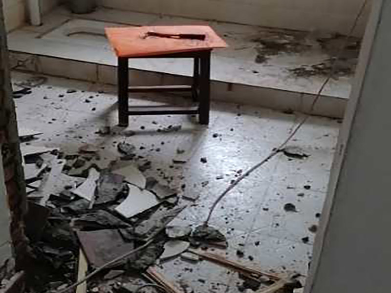 衛生間改造裝修：因為是二次裝修，所以在裝修前，首先需要的就是敲掉之前裝修的地瓷磚，才可以使用自己選購好的地瓷磚進行鋪貼，在這里需要提醒的是，在敲碎原有的瓷磚時，一定要多加注意，不要敲到下水道水管了，衛生間的下水道通常都是有多個的，一不小心就很容易被敲打到。還要特點注意的是，一定要避免碎掉的瓷磚進入下水道內，不然就會擁堵。 在敲掉了原有的地磚后，需要先用水泥砂漿將地面找平，再做防水處理，不然地板的凹凸不平，會影響涂料的厚薄不均，就會產生滲漏的情況。在刷防水涂料時需要反復涂刷2至3遍，做到徹底防水。 面可以采用防滑的地磚，高度要低于15~20mm，地漏要低于15mm，這樣做有利于排水。