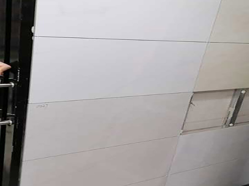 衛生間改造裝修：因為是二次裝修，所以在裝修前，首先需要的就是敲掉之前裝修的地瓷磚，才可以使用自己選購好的地瓷磚進行鋪貼，在這里需要提醒的是，在敲碎原有的瓷磚時，一定要多加注意，不要敲到下水道水管了，衛生間的下水道通常都是有多個的，一不小心就很容易被敲打到。還要特點注意的是，一定要避免碎掉的瓷磚進入下水道內，不然就會擁堵。 在敲掉了原有的地磚后，需要先用水泥砂漿將地面找平，再做防水處理，不然地板的凹凸不平，會影響涂料的厚薄不均，就會產生滲漏的情況。在刷防水涂料時需要反復涂刷2至3遍，做到徹底防水。 面可以采用防滑的地磚，高度要低于15~20mm，地漏要低于15mm，這樣做有利于排水。