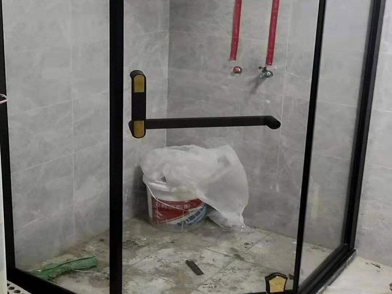 淋浴房安裝維修：組合好底盆零件，調節底盆水平，確保盆內、盆底無積水。軟管可隨距離遠近伸縮，將盆底與地漏連接牢固。淋浴房底盆裝好后需要進行試水檢驗，以確保下水暢通無阻。在淋浴房本體安裝前也要對已裝好的底盆進行及時保護。明確衛生間水管排布情況，防止打孔時打爆隱蔽管線。用鉛筆、水平尺確定靠墻鋁材的鉆孔位，用沖擊鉆打孔。在鉆孔處敲入膠粒，用螺絲將鋁條鎖于墻壁。注意需一邊安裝一邊不斷進行調整，以保持鋁材的垂直度。將淋浴房玻璃夾緊鎖于底盆鉆孔處，平玻璃或彎玻璃底部落入玻璃夾槽內，緩緩推入貼墻鋁材。再用螺絲固定。