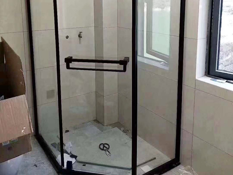 淋浴房安裝維修：組合好底盆零件，調節底盆水平，確保盆內、盆底無積水。軟管可隨距離遠近伸縮，將盆底與地漏連接牢固。淋浴房底盆裝好后需要進行試水檢驗，以確保下水暢通無阻。在淋浴房本體安裝前也要對已裝好的底盆進行及時保護。明確衛生間水管排布情況，防止打孔時打爆隱蔽管線。用鉛筆、水平尺確定靠墻鋁材的鉆孔位，用沖擊鉆打孔。在鉆孔處敲入膠粒，用螺絲將鋁條鎖于墻壁。注意需一邊安裝一邊不斷進行調整，以保持鋁材的垂直度。將淋浴房玻璃夾緊鎖于底盆鉆孔處，平玻璃或彎玻璃底部落入玻璃夾槽內，緩緩推入貼墻鋁材。再用螺絲固定。